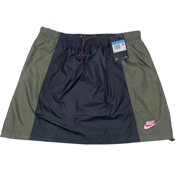 SOLD***Nike NSW Icon Clash Woven Skirt - Picture 1 of 4